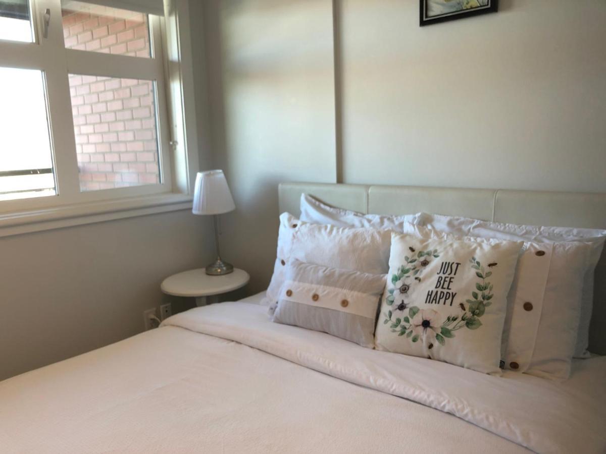 Amicable, Cozy, High Speed Internet, Sleeps 2 Riverview Downtown Apartment YYC Exterior foto
